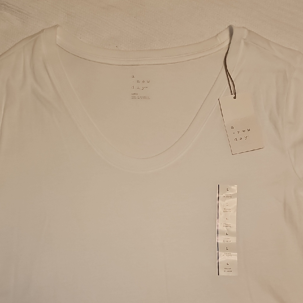 🛍️ 4 for 20🛍️ Bundle and save! 
a new day White Short Sleeve Scoop Neck Tee - Picture 3 of 5